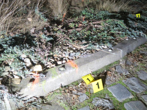 Rovně přes kruháč, pak náraz do značky. Z mikrospánku procitl řidič pod vlivem rychle