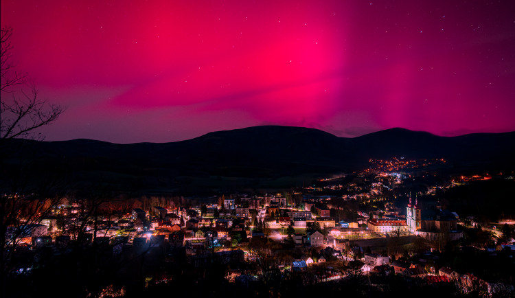 Polární záře zachycená loni nad Hejnicemi.