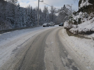 Na zasněžené silnici se v zatáčce vyhýbala chodci, v protisměru došlo ke střetu s autem