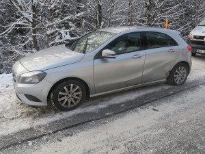Na zasněžené silnici se v zatáčce vyhýbala chodci, v protisměru došlo ke střetu s autem