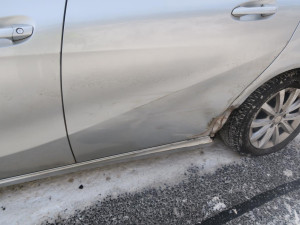 Na zasněžené silnici se v zatáčce vyhýbala chodci, v protisměru došlo ke střetu s autem