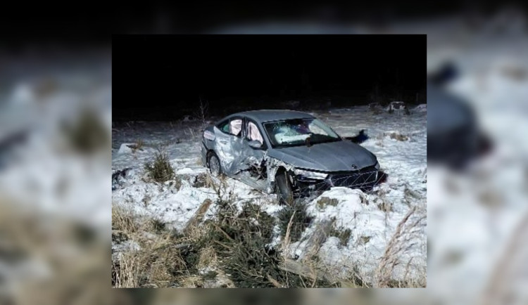 U Třeště boural dvaatřicetiletý řidič v Octavii. Jel příliš rychle a nepřipoutaný