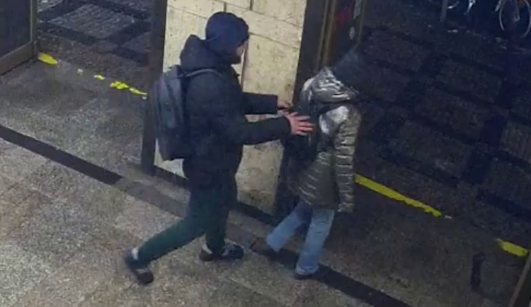 VIDEO: Cizinec kradl v Praze ve velkém, zaměřoval se na seniory. Už ho vyhostili