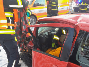 Nehoda tří aut mezi Turnovem a Malou Skálou zavřela silnici, řidičku hasiči vystříhávali