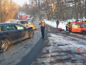 Nehoda tří aut mezi Turnovem a Malou Skálou zavřela silnici, řidičku hasiči vystříhávali