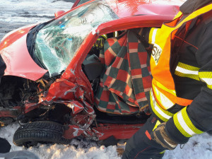 Nehoda tří aut mezi Turnovem a Malou Skálou zavřela silnici, řidičku hasiči vystříhávali