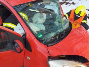 Nehoda tří aut mezi Turnovem a Malou Skálou zavřela silnici, řidičku hasiči vystříhávali