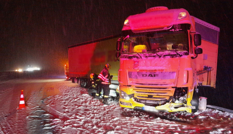 Sněžení silně komplikuje dopravu, hasiči zasahují u několika nehod. Výstraha zpřísnila