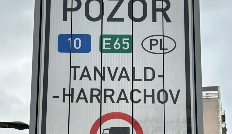 Silnice I/10 na Harrachov je kvůli sněžení pro kamiony opět uzavřená