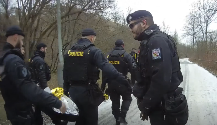 Senior se ztratil v Prokopském údolí. Najít se ho podařilo i díky dronu