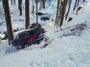 Auto sjelo na Semilsku ze silnice do čtyřmetrového srázu. Náraz ztlumila sněhová peřina