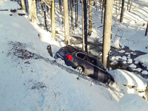 Auto sjelo na Semilsku ze silnice do čtyřmetrového srázu. Náraz ztlumila sněhová peřina