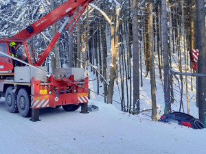 Auto sjelo na Semilsku ze silnice do čtyřmetrového srázu. Náraz ztlumila sněhová peřina
