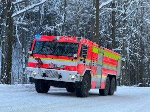 Auto sjelo na Semilsku ze silnice do čtyřmetrového srázu. Náraz ztlumila sněhová peřina