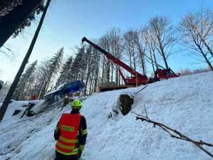 Auto sjelo na Semilsku ze silnice do čtyřmetrového srázu. Náraz ztlumila sněhová peřina
