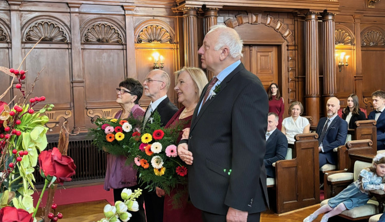 Dvojitá zlatá svatba sester z Liberce. Nechyběly slzy dojetí, tradiční ano ani prstýnky