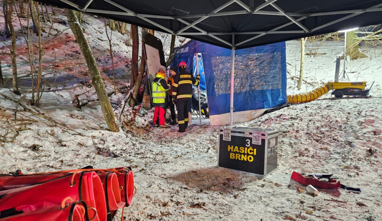 Muž uvízl v nepřístupné jeskyni na Blanensku, hasiči ho vysvobozovali 20 hodin