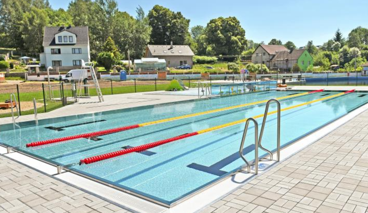 Chrastavské koupaliště v létě.