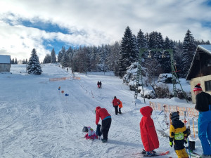 Část skiareálu v jizerskohorském Bedřichově je od pátku v provozu, sněhové podmínky přejí