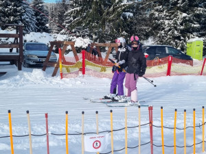 Část skiareálu v jizerskohorském Bedřichově je od pátku v provozu, sněhové podmínky přejí