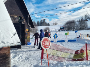 Část skiareálu v jizerskohorském Bedřichově je od pátku v provozu, sněhové podmínky přejí