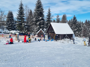 Část skiareálu v jizerskohorském Bedřichově je od pátku v provozu, sněhové podmínky přejí