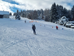 Část skiareálu v jizerskohorském Bedřichově je od pátku v provozu, sněhové podmínky přejí