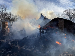 Požár stodoly na Českodubsku: střecha se zřítila, oheň přeskočil i na sousední rodinný dům