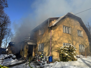 Požár stodoly na Českodubsku: střecha se zřítila, oheň přeskočil i na sousední rodinný dům