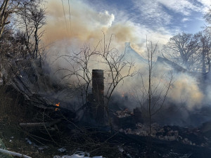 Požár stodoly na Českodubsku: střecha se zřítila, oheň přeskočil i na sousední rodinný dům