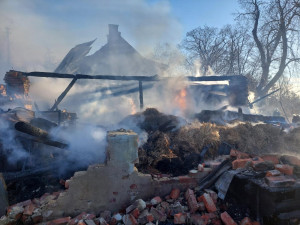 Požár stodoly na Českodubsku: střecha se zřítila, oheň přeskočil i na sousední rodinný dům