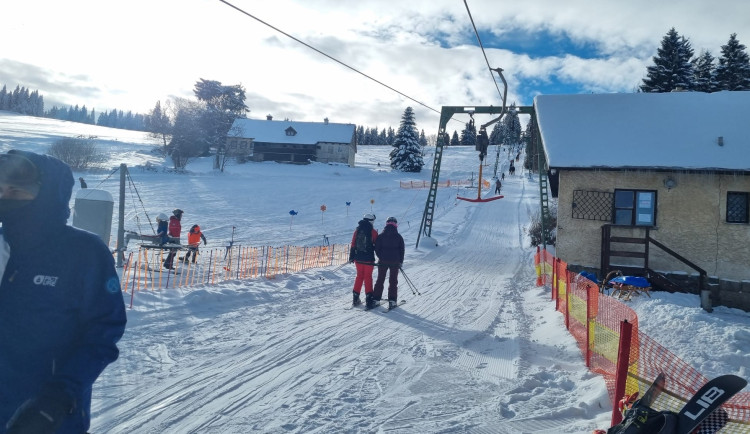 Část skiareálu v jizerskohorském Bedřichově je od pátku v provozu, sněhové podmínky přejí