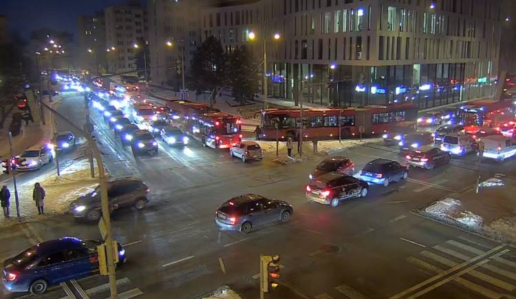 Ranní doprava v Budějovicích zkolabovala, na vině byl rozsáhlý požár i porucha trolejbusu