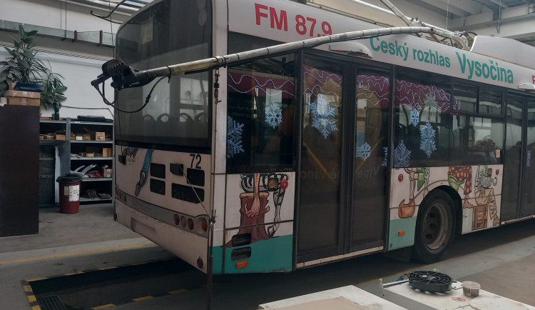 Jihlavou bude v noci projíždět speciální trolejbus. Má udržet dráty bez námrazy