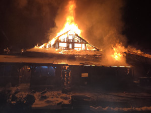 V Božíkově na Českolipsku pohltily plameny stodolu, zásah komplikoval silný mráz