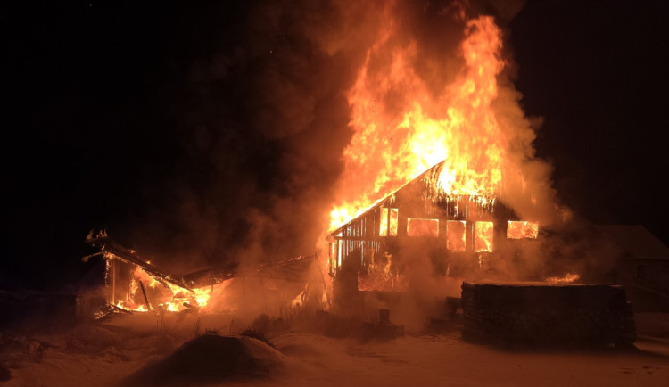 V Božíkově na Českolipsku pohltily plameny stodolu, zásah komplikoval silný mráz