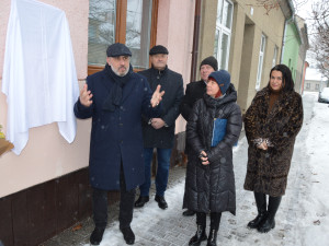 Legendě českého skautingu Miloši Zapletalovi odhalili na rodném domě pamětní desku