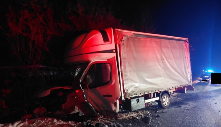 Řidič náklaďáku u Ktové přejel do protisměru. Po srážce se dvěma auty je pět zraněných