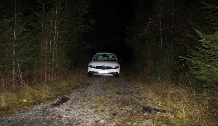 Cizinci kradli elektroauta za miliony po celé republice, dopadli je u Brna