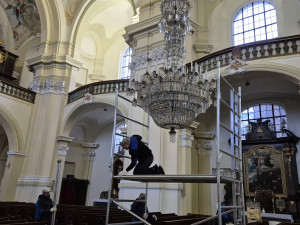 Chrámový křišťálový lustr z Hejnic se po více než sto letech dočká generální obnovy