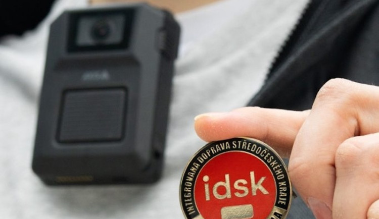 Středočeští revizoři mají kvůli sporům s cestujícími kamery, v plánu jsou i v Praze