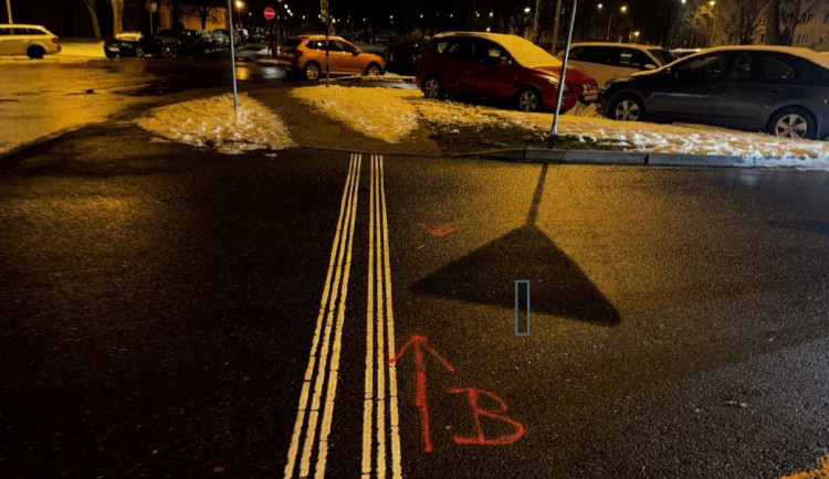 Na křižovatce v Ostravě-Zábřehu bílá dodávka srazila ženu. Řidič odjel, policie hledá svědky