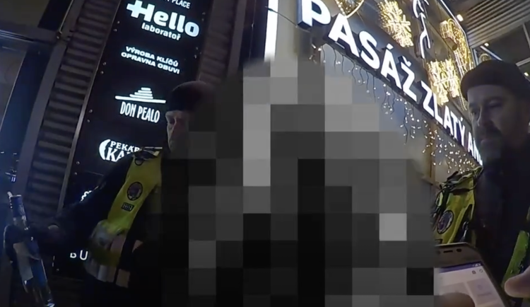 VIDEO: Třináctiletá opakovaně utíkala z dětského domova. Našli ji na Andělu s vodkou v ruce