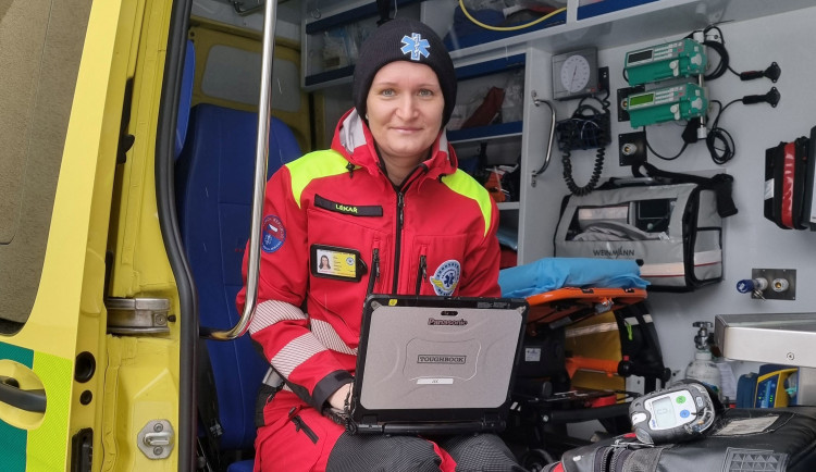 Statečná lékařka ze záchranky v Třinci i přes závažnou nemoc dál pracuje. Pomůže jí sbírka