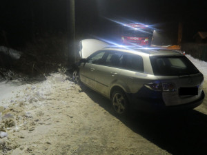 Řidička na zasněžené vozovce dostala smyk a narazila do sloupu