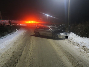 Řidička na zasněžené vozovce dostala smyk a narazila do sloupu