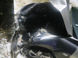 Řidička na zasněžené vozovce dostala smyk a narazila do sloupu