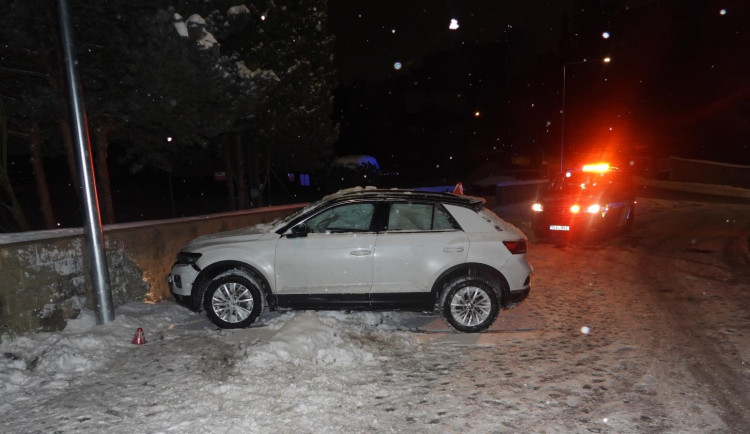 Automatický systém nahlásil nehodu. Řidič byl opilý, v nemocnici napadl policistu