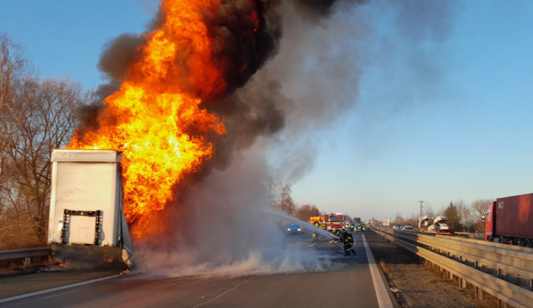 Kamion na D5 vzplál a během chvíle skončil celý v plamenech