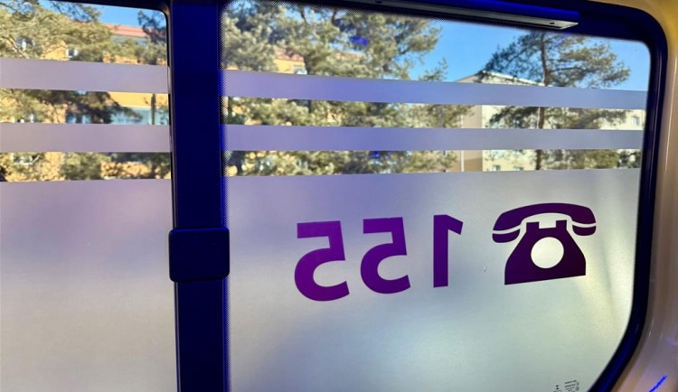 Fanoušek, který zkolaboval na hokeji ve Vítkovicích, měl infarkt. Pomohl přenosný defibrilátor